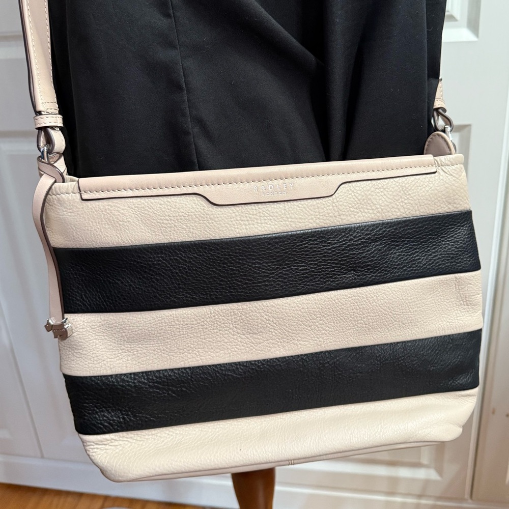 RADLEY LONDON Black and Cream Crossbody Bag with Striped Design